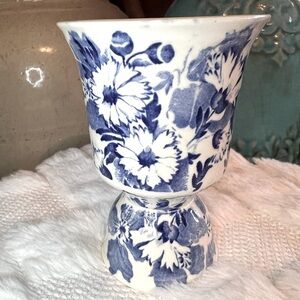 VINTAGE BLUE FLORAL EGG HOLDER